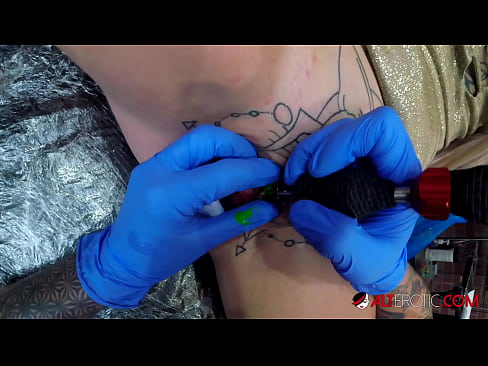 ❤️ Sully Savage, hottie estremamente tatuata, hà fattu un tatuatu nantu à u clitoris ☑ Porno fb à noi % co.pornofilmtv.ru% ️❤
